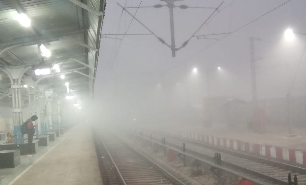 जिले में कोहरे व सर्द हवाओं के बीच कोहरे में डूबा चित्रकूटधामकर्वी रेलवे स्टेशन। संवाद जिले में कोहरे व सर्द हवाओं के बीच कोहरे में डूबा चित्रकूटधामकर्वी रेलवे स्टेशन। संवाद