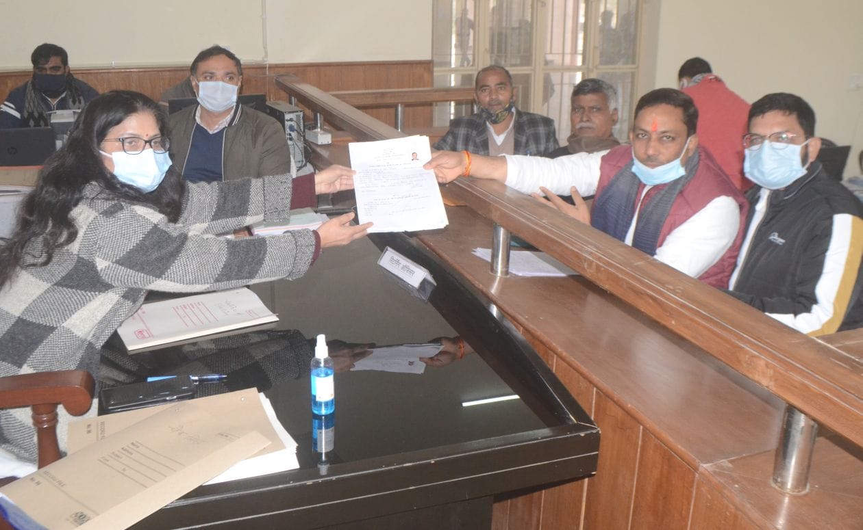 कलक्ट्रेट में नामांकन के दौरान नामांकन कक्ष में फार्म जमा करते भाजपा प्रत्याशी धर्मेश तोमर संवा कलक्ट्रेट में नामांकन के दौरान नामांकन कक्ष में फार्म जमा करते भाजपा प्रत्याशी धर्मेश तोमर संवा