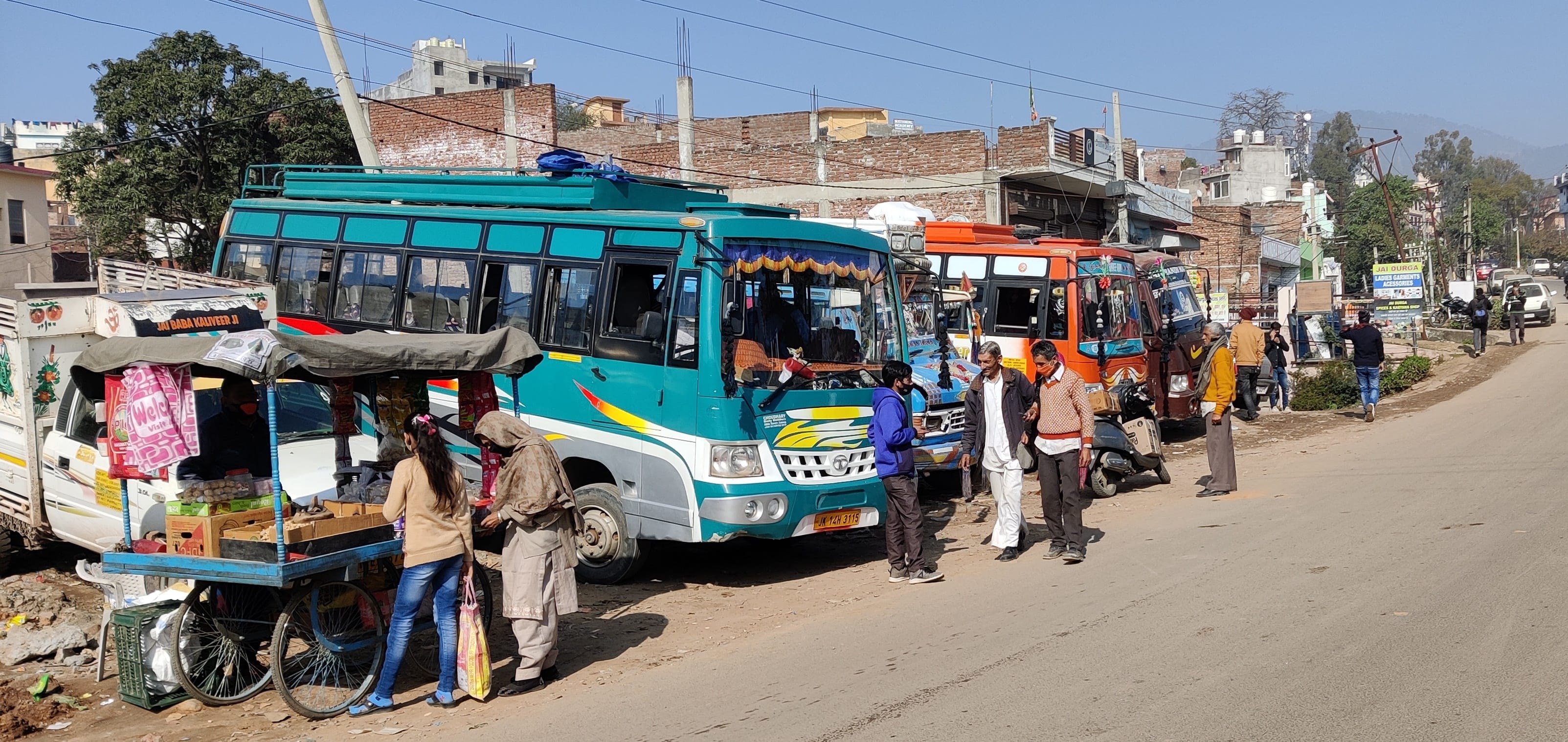 उधमपुर: धार रोड पर मिनी बस चालकों द्वारा बनाया गया इल्लीगल मिनी बस स्टैंड. उधमपुर: धार रोड पर मिनी बस चालकों द्वारा बनाया गया इल्लीगल मिनी बस स्टैंड.
