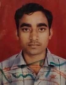 आग की लपेटों में मिला युवक विजय पाल।