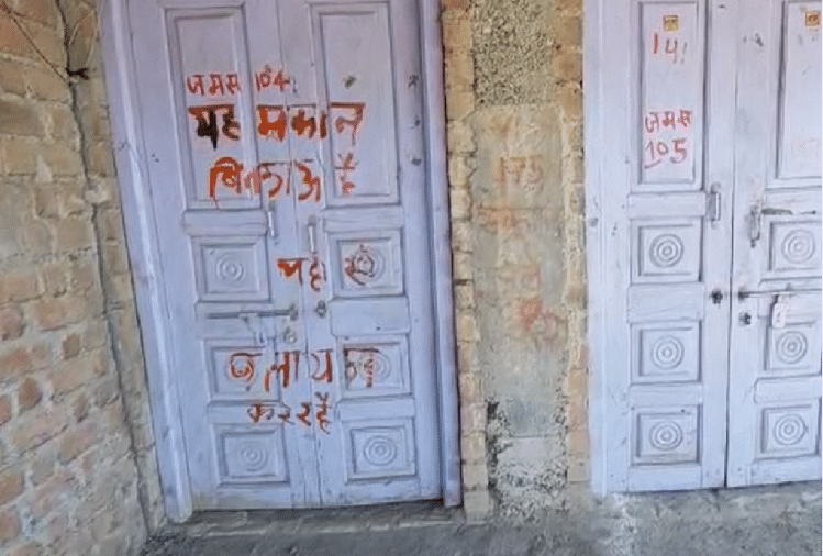 सुराना गांव में हिंदुओं ने घरों पर लिखा मकान बिकाऊ है।