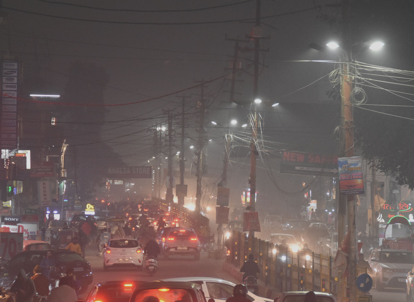 सहारनपुर में शाम होते ही छाया कोहरा। सहारनपुर में शाम होते ही छाया कोहरा।