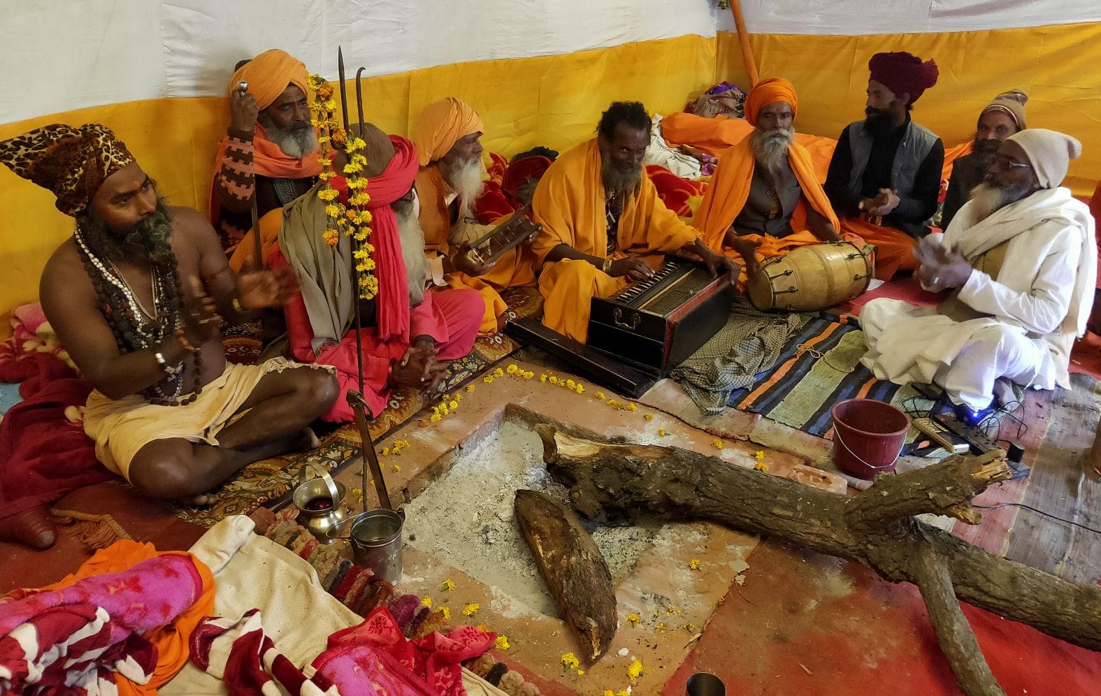रामनगरिया में श्रीपंचदमनाम जूना अखाड़ा क्षेत्र में भजन कीर्तन करते साधु। संवाद रामनगरिया में श्रीपंचदमनाम जूना अखाड़ा क्षेत्र में भजन कीर्तन करते साधु। संवाद