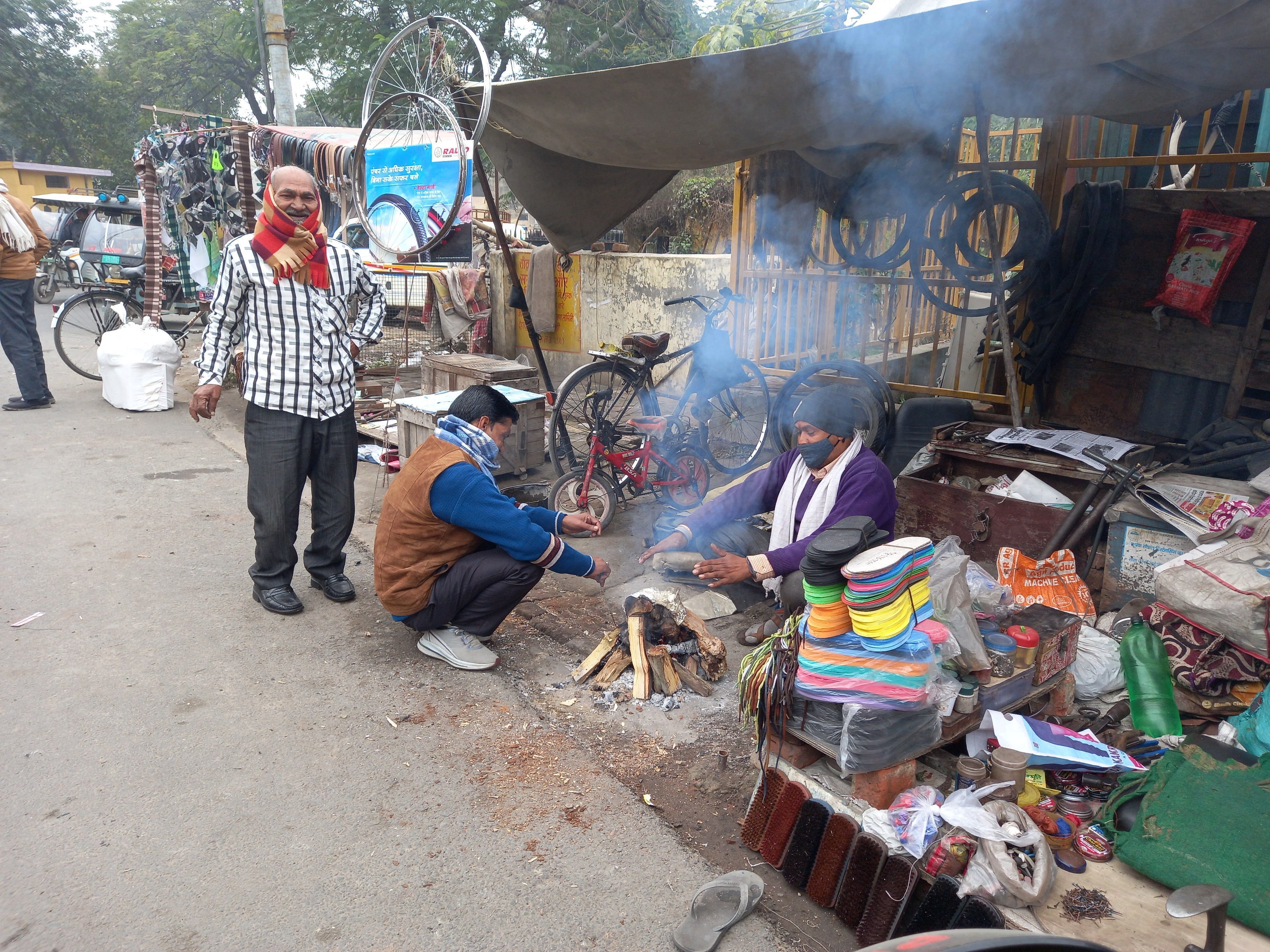 काशीपुर में आग सेंकते लोग।