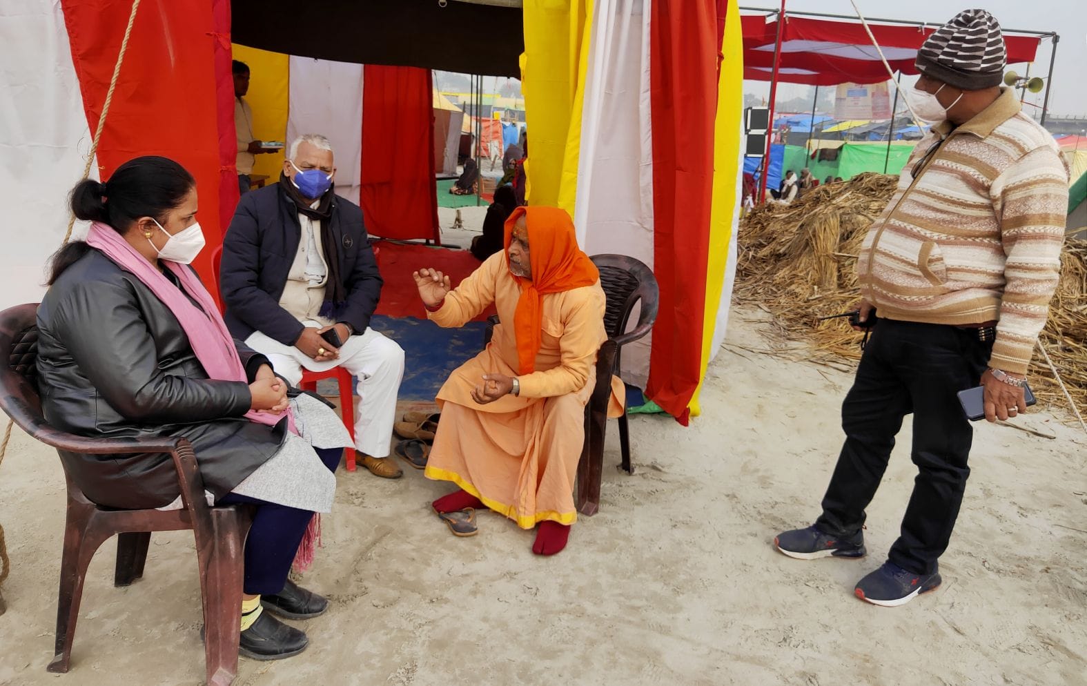 रामनगरिया के आदर्श क्षेत्र में समस्याओं को सुनतीं सिटी मजिस्ट्रेट दीपाली भार्गव। संवाद रामनगरिया के आदर्श क्षेत्र में समस्याओं को सुनतीं सिटी मजिस्ट्रेट दीपाली भार्गव। संवाद