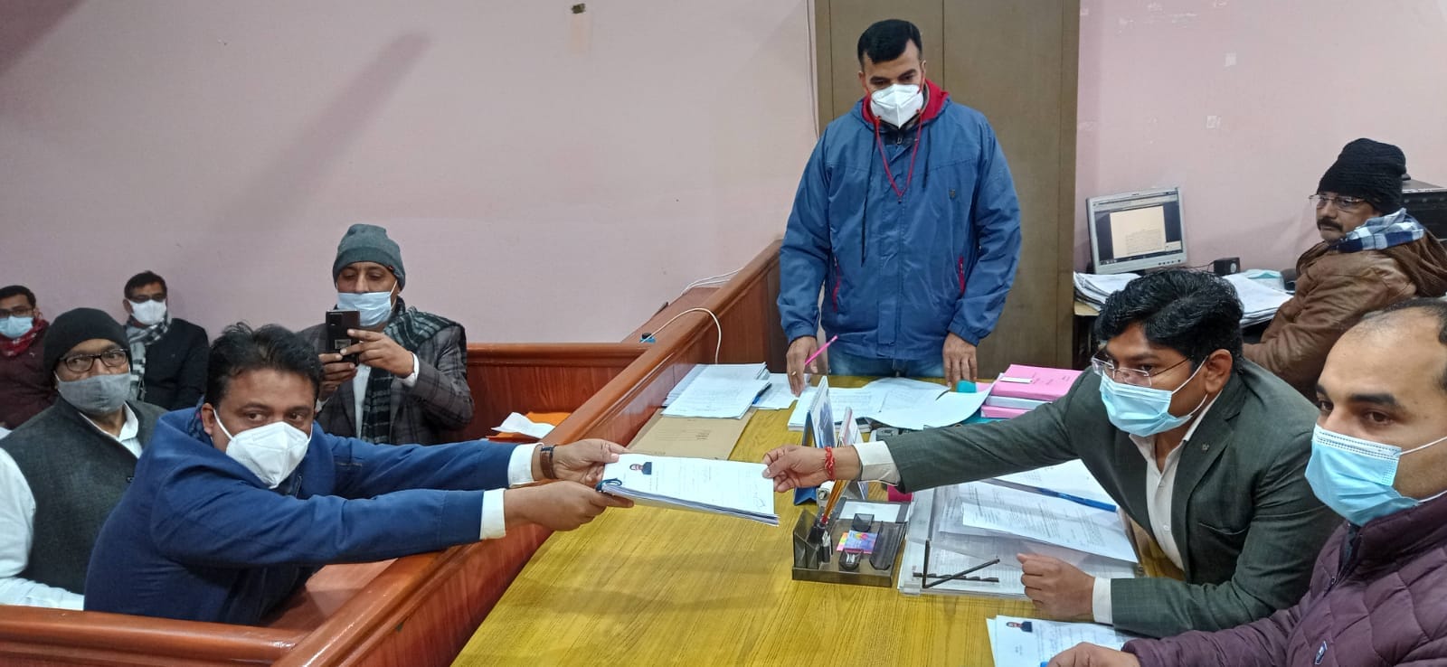 बागपत कलक्ट्रेट में नामांकन पत्र दाखिल  करते रालोद-सपा गठबंधन प्रत्याशी अहमद हमीद