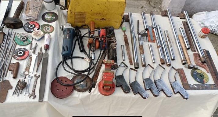 बाबरी पुलिस ने अवैध शस्त्र फैक्टरी से पकड़ा तमंचे बनाने का सामान।