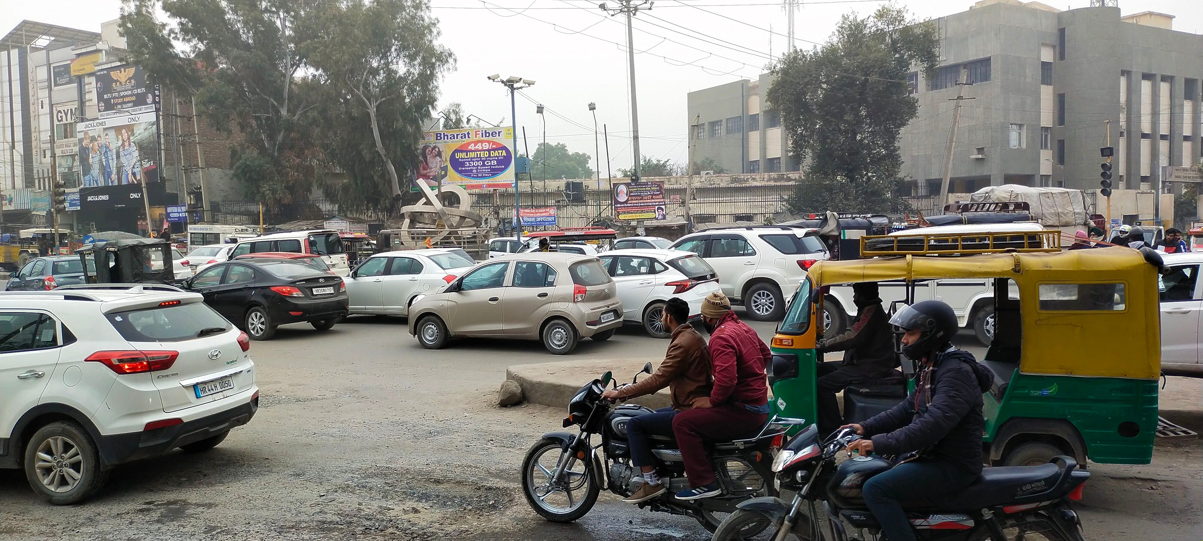 डबवाली रोड स्थित लालबत्ती चौक पर वाहनों का लगा लंबा जाम। डबवाली रोड स्थित लालबत्ती चौक पर वाहनों का लगा लंबा जाम।