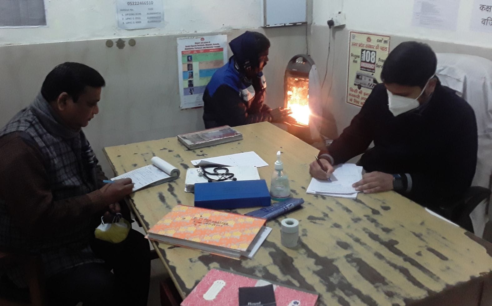 लोहिया अस्पताल की इमरजेंसी में ठंड से बचने को हीटर से ताप रहा कर्मचारी। संवाद लोहिया अस्पताल की इमरजेंसी में ठंड से बचने को हीटर से ताप रहा कर्मचारी। संवाद