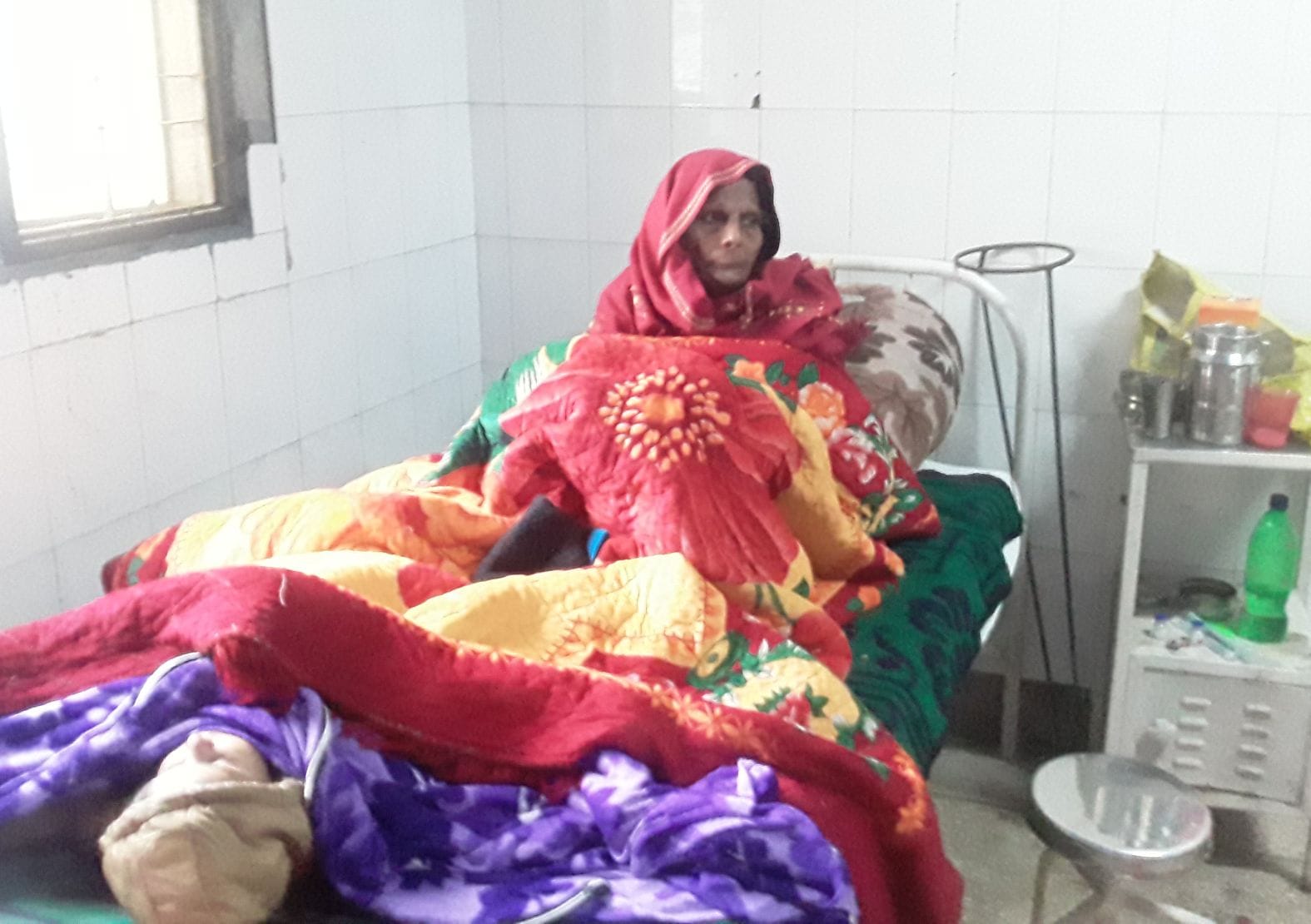 कड़ाके की ठंड में लोहिया अस्पताल में घर से लाया कंबल ओढ़े बैठी महिला। संवाद कड़ाके की ठंड में लोहिया अस्पताल में घर से लाया कंबल ओढ़े बैठी महिला। संवाद