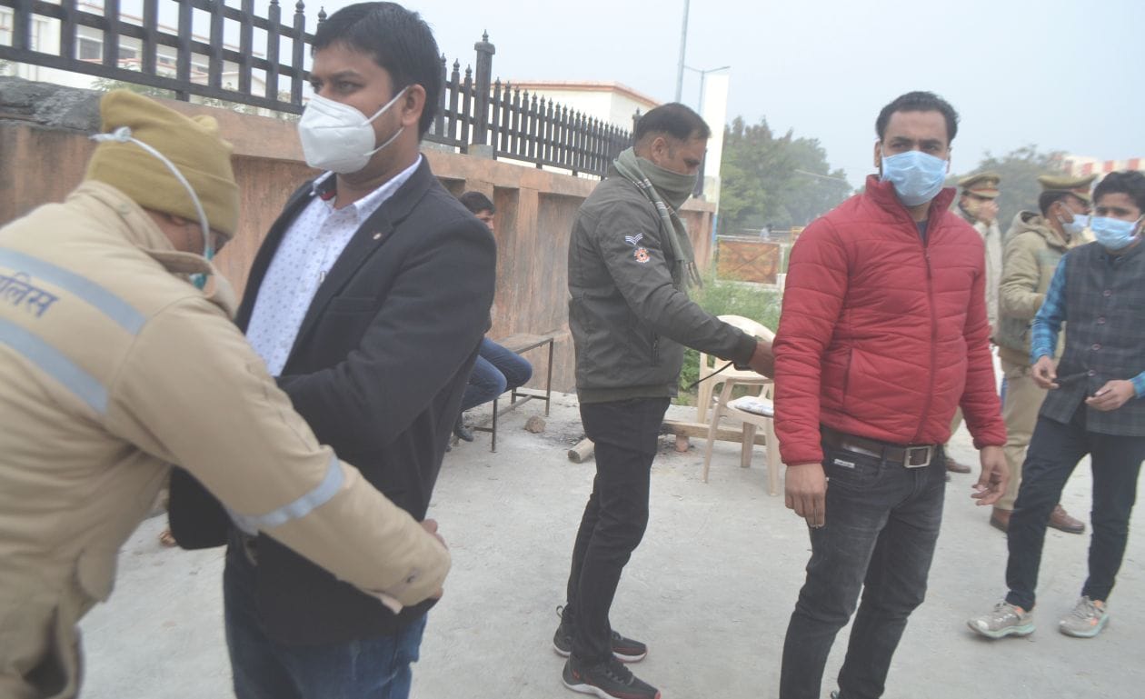 कलक्ट्रेट में नामांकन के दौरान लोगो की तलाशी लेते पुलिसकर्मी संवाद कलक्ट्रेट में नामांकन के दौरान लोगो की तलाशी लेते पुलिसकर्मी संवाद