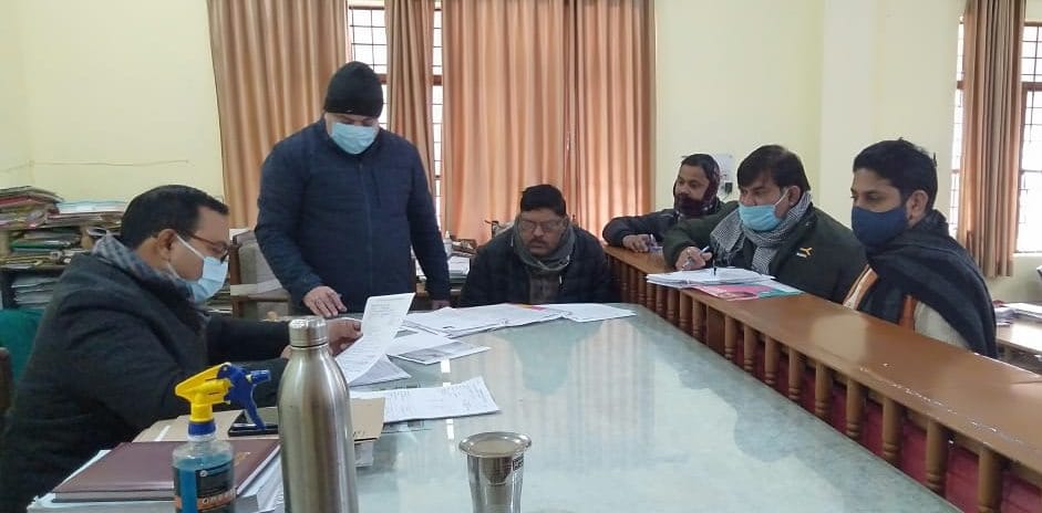 शामली जिला मजिस्ट्रेट न्यायालय कक्ष में नामांकन करते कैराना सीट से निर्दलीय उम्मीदवार विजय कौश?