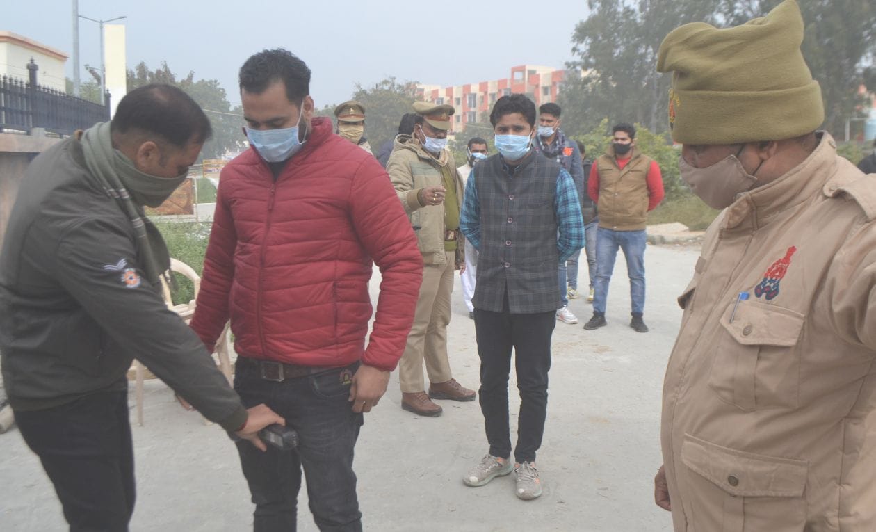 कलक्ट्रेट में नामांकन के दौरान लोगो की जाँच करते पुलिसकर्मी संवाद कलक्ट्रेट में नामांकन के दौरान लोगो की जाँच करते पुलिसकर्मी संवाद