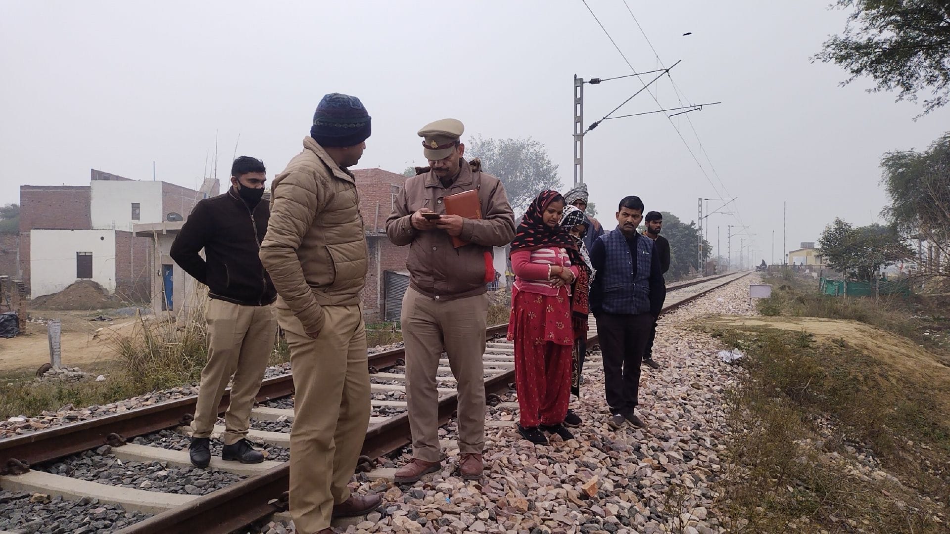 रेलवे लाइन पर जांच पड़ताल करती पुलिस रेलवे लाइन पर जांच पड़ताल करती पुलिस