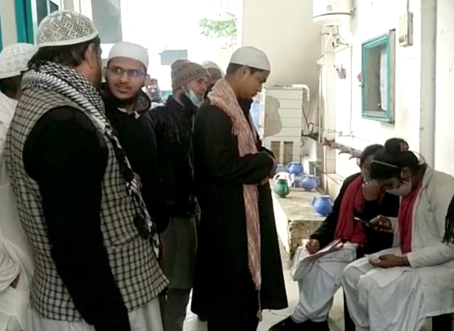 मदरसा दारुल उलूम जकरिया में वैक्सीनेशन के लिए रजिस्ट्रेशन कराते छात्र