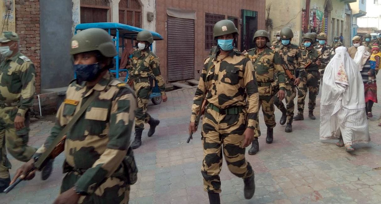 जलालाबाद में पैदल मार्च करते अर्द्घसैनिक बल के जवान। जलालाबाद में पैदल मार्च करते अर्द्घसैनिक बल के जवान।