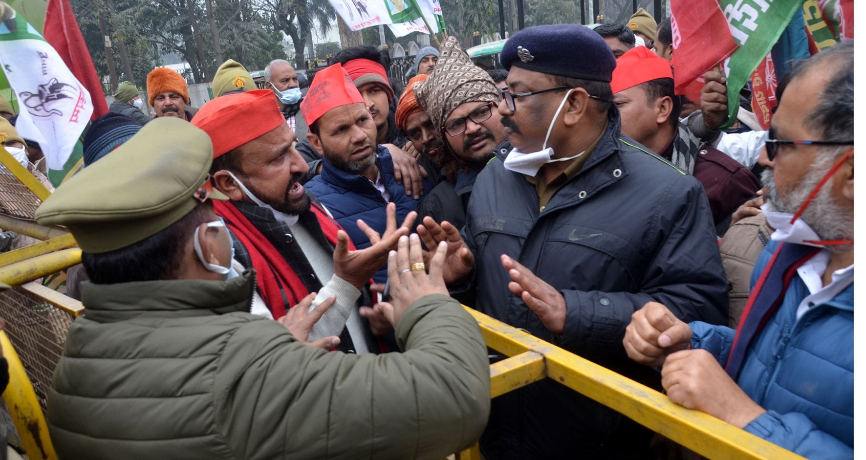  सीओ से नोकझोंक करते अब्दुल हमीद घोसी, मनोज यादव व अन्य कार्यकर्ता।
