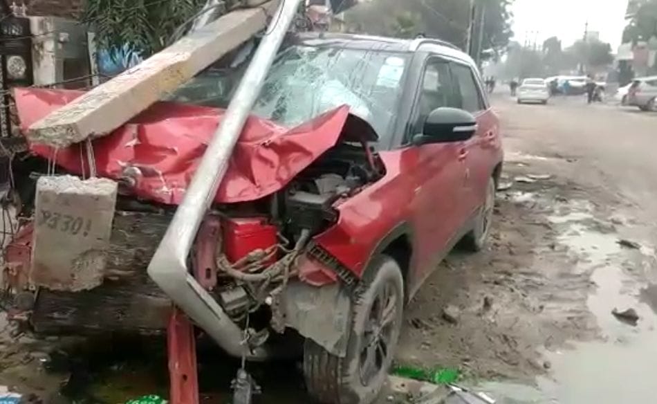 पानीपत। सेक्टर 11-12 में कार चालक ने खंबे को मारी टक्कर कार के ऊपर गिरा हुआ। पानीपत। सेक्टर 11-12 में कार चालक ने खंबे को मारी टक्कर कार के ऊपर गिरा हुआ।