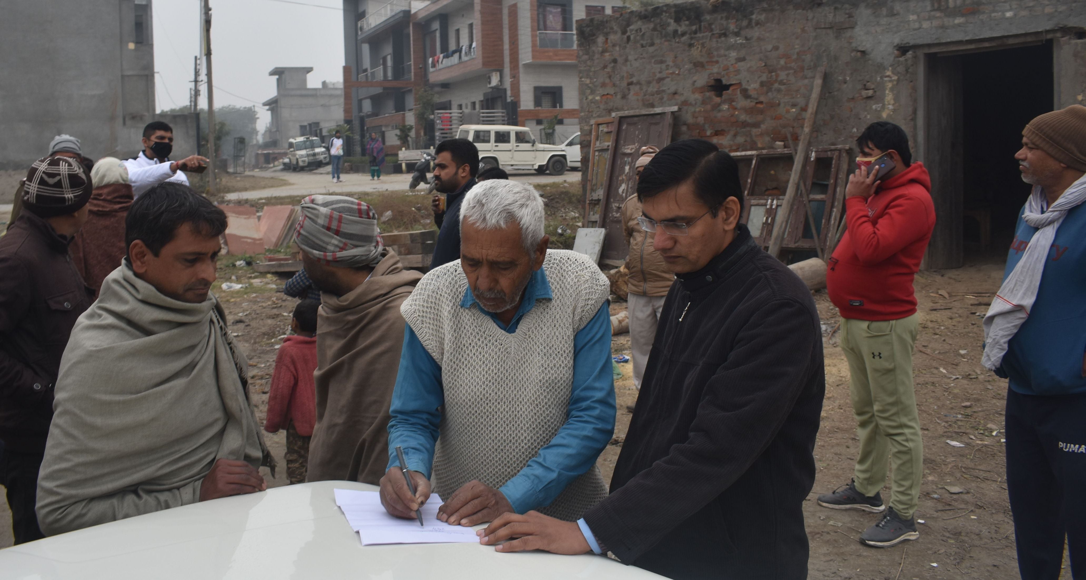 पानीपत। मौके पर सेक्टर -24 में कारवाई करने पहुंचे एचएसवीपी के कर्मी कब्जा धारक से पत्र लिखा कर 4 दीन पानीपत। मौके पर सेक्टर -24 में कारवाई करने पहुंचे एचएसवीपी के कर्मी कब्जा धारक से पत्र लिखा कर 4 दीन