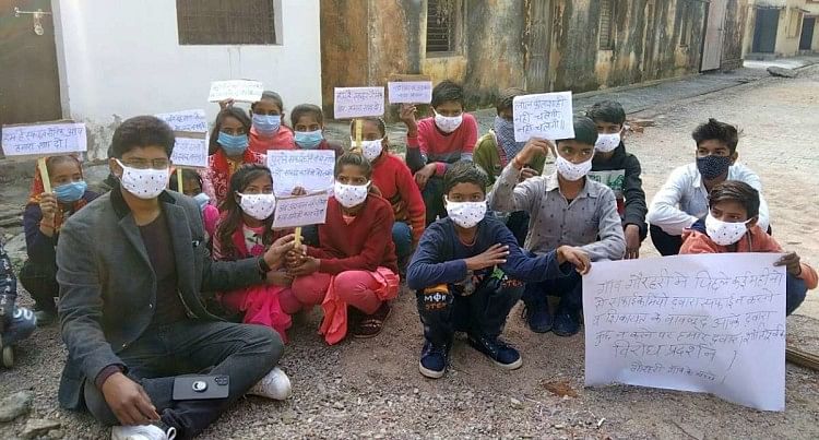 Mahoba News – L’institutrice a organisé un sit-in avec les enfants pour la propreté