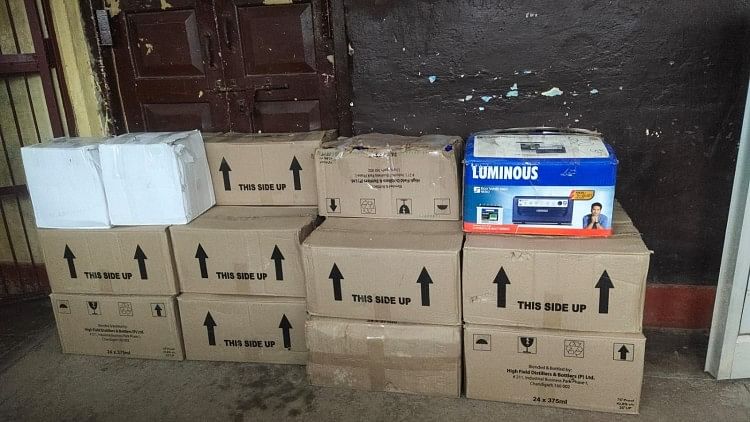 72 Minuman Keras Peti.  72 kotak minuman keras yang dibawa dari Chandigarh ditemukan, tiga tersangka ditangkap