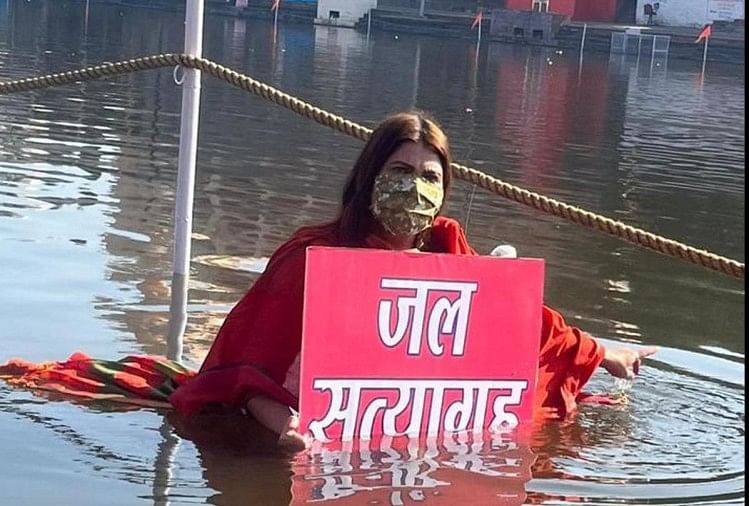 Ujjain: Pemimpin Kongres Noori Khan Memulai Jal Satyagraha Setelah Masuk Ke Air Sedalam Empat Kaki Dari Sungai Shipra, Berkata- Jika Saya Mati Maka Tanggung Jawab Akan Administrasi Dan Mp Pemerintah memulai satyagraha air, mengatakan- jika kematian terjadi, tanggung jawab MP pemerintah akan