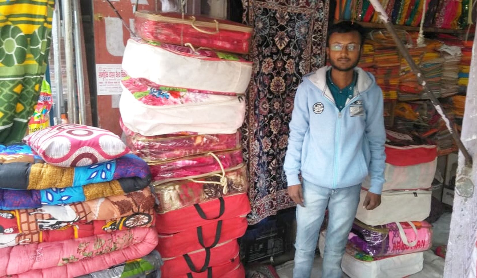 अयोध्या-श्रृंगारहाट स्थित कंबल की दुकान।-संवाद