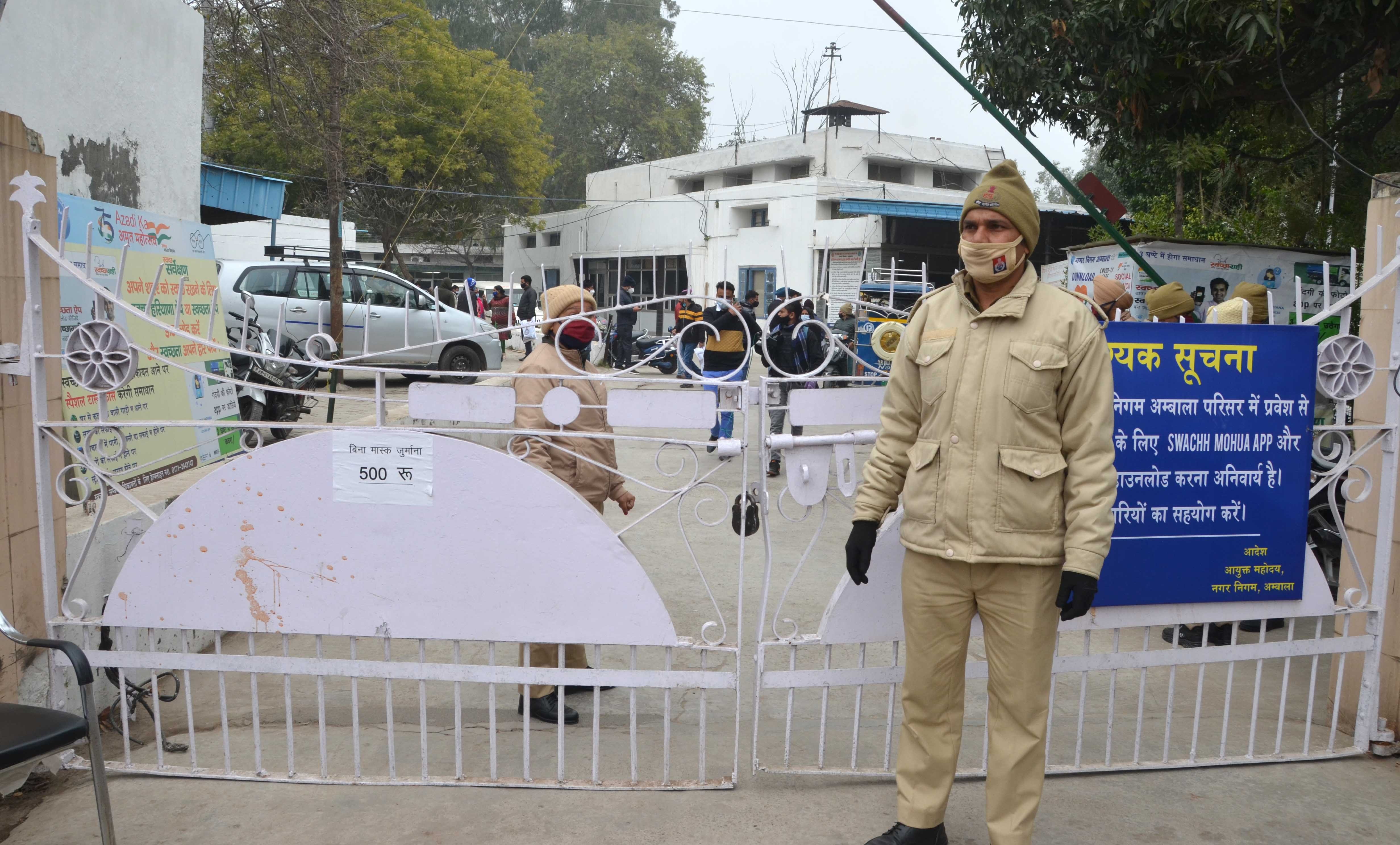 अंबाला शहर स्थित नगर निगम कार्यालय के मेट गेट पर तैनात पुलिस कर्मी अंबाला शहर स्थित नगर निगम कार्यालय के मेट गेट पर तैनात पुलिस कर्मी