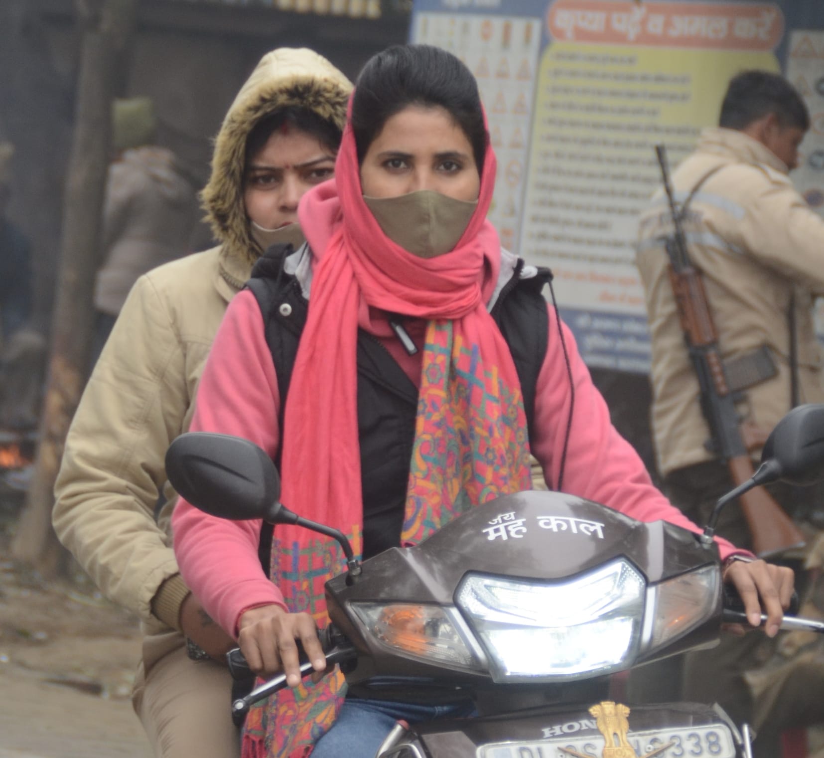 बागपत कलक्ट्रेट में सर्द हवा के बीच डुयूटी पर जाती महिला पुलिसकर्मी