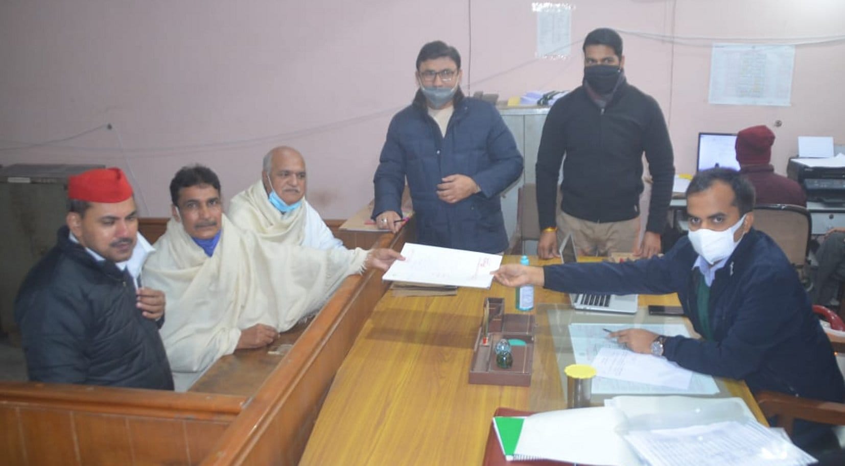 बागपत कलक्ट्रेट में नामांकन पत्र दाखिल करते बड़ौत विधानसभा रालोद-सपा प्रत्याशी एडवोकेट जयवीर स?