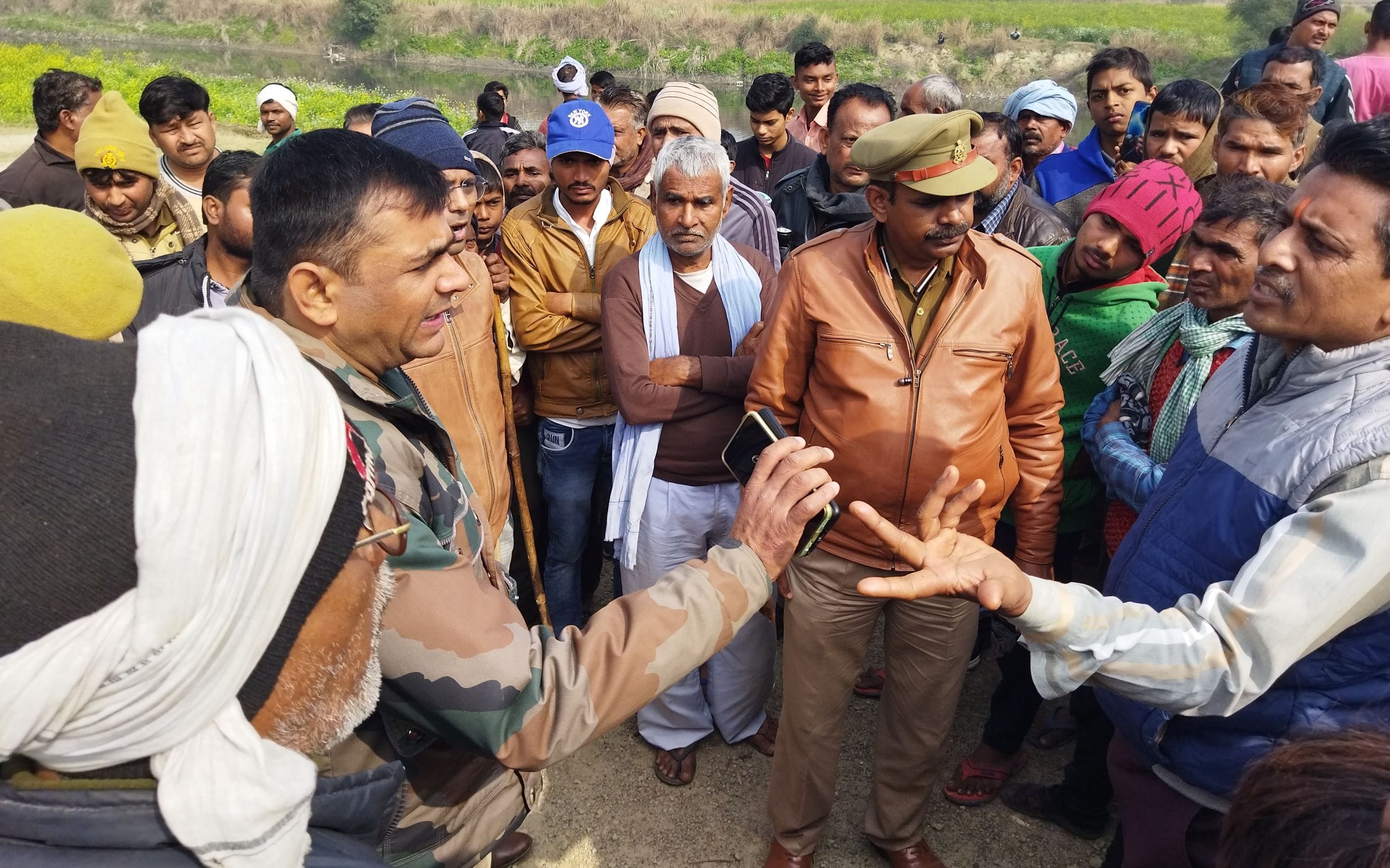 पांडु नदी के किनारे बिंदकी सीओ योगेंद्र मलिक से बातचीत करते परिजन। संवाद