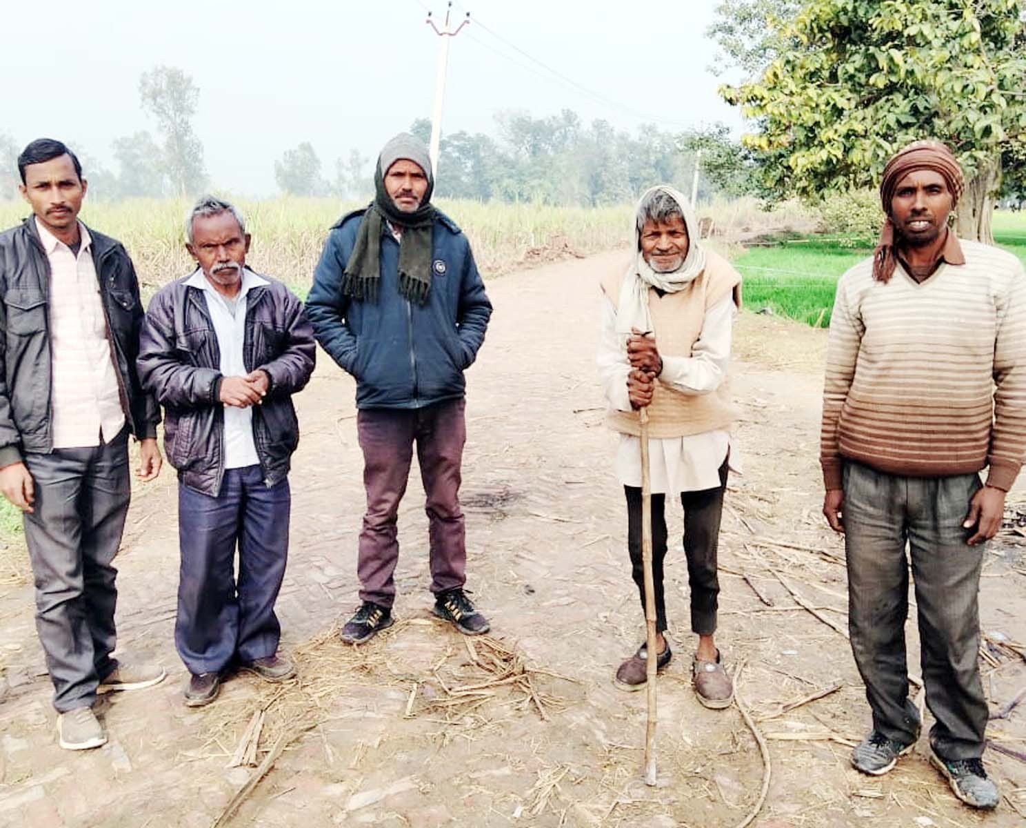 गांव बुझिया में समूह में खेतों पर पहुंचे किसान गांव बुझिया में समूह में खेतों पर पहुंचे किसान