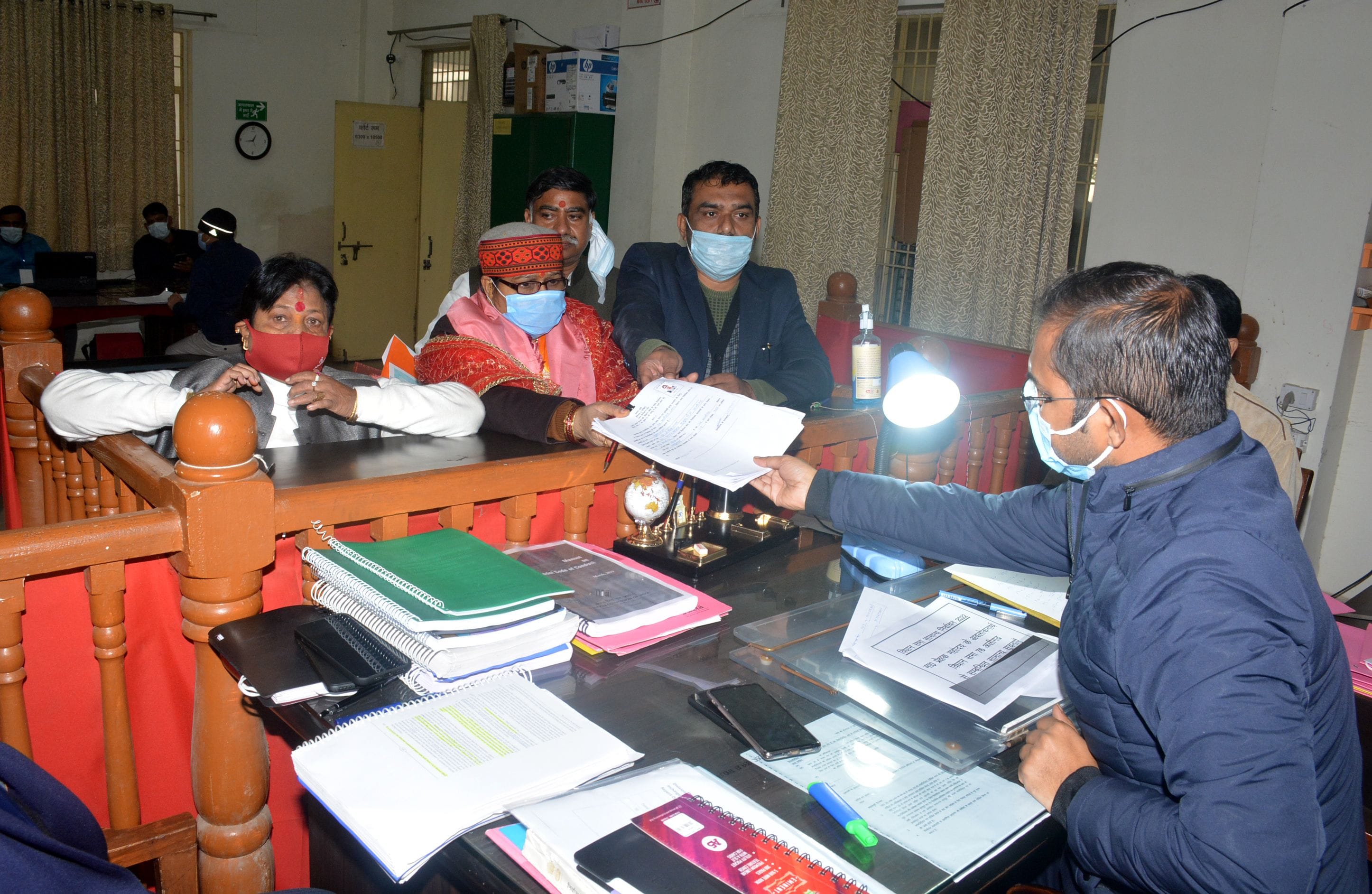  नामांकन करतीं बीजेपी की प्रत्याशी मुक्ता राजा। 