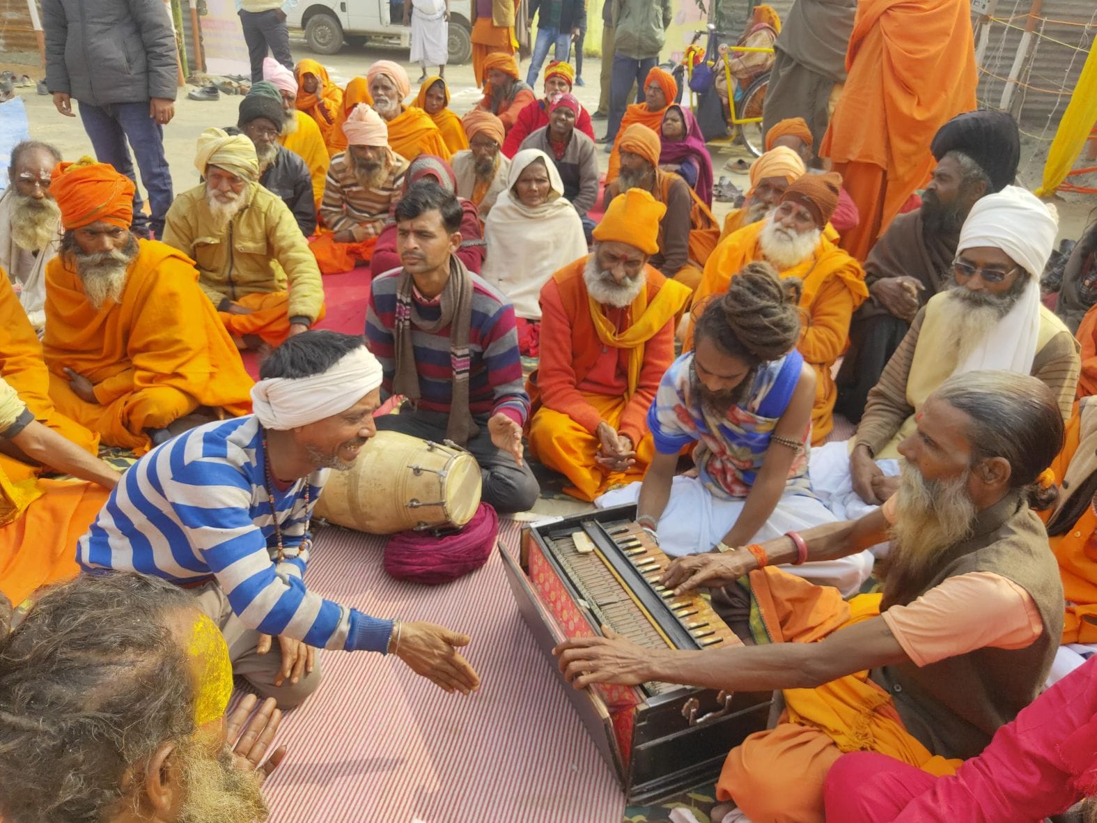 मेला रामनगरिया में पंचदशनाम जूना अखाड़ा में भजन कीर्तन करते साधु संत। संवाद