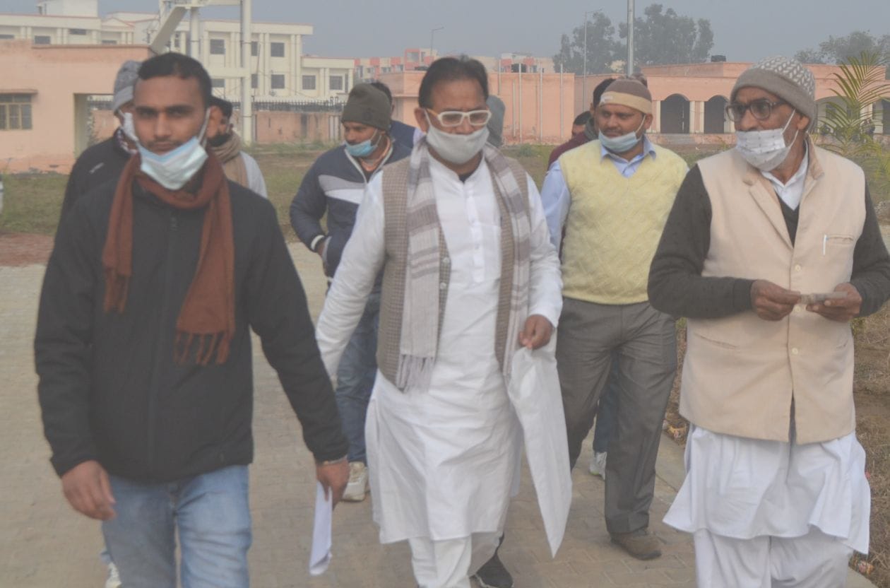 कलक्ट्रेट में नामांकन पत्र जमा करने जाते आप प्रत्याशी डॉ डॉ नरेंद्र सोलंकी  संवाद