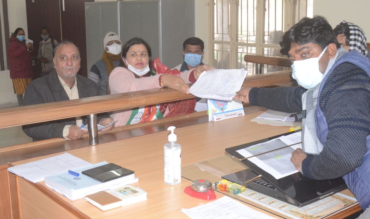 कलक्ट्रेट में नामांकन पत्र जमा करते कांग्रेस प्रत्याशी आभा चौधरी  संवाद