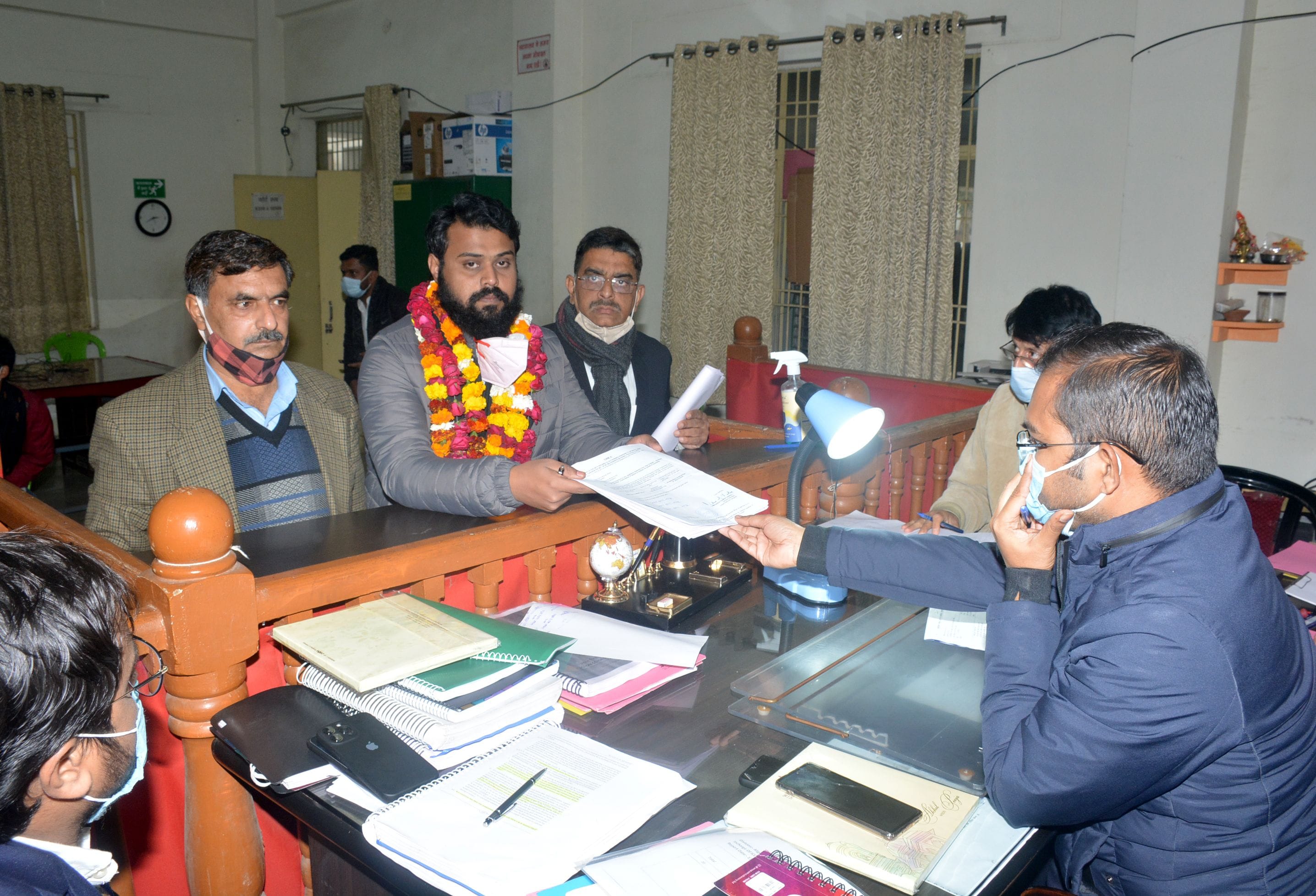 नामांकन करते कांग्रेस के प्रत्याशी सलमान इम्तियाज।