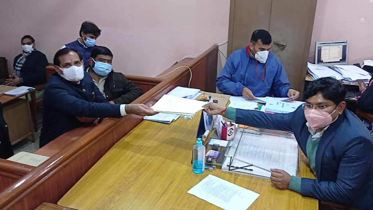 कलक्ट्रेट में नामांकन पत्र दाखिल करते बागपत विधानसभा बसपा प्रत्याशी अरूण कसाना