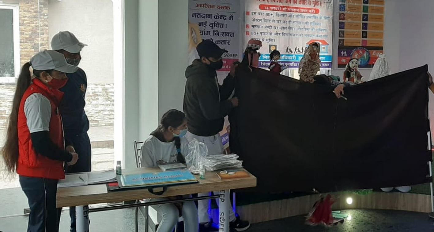 रुद्रपुर में कठपुतली शो दिखाते प्रशिक्षक। रुद्रपुर में कठपुतली शो दिखाते प्रशिक्षक।