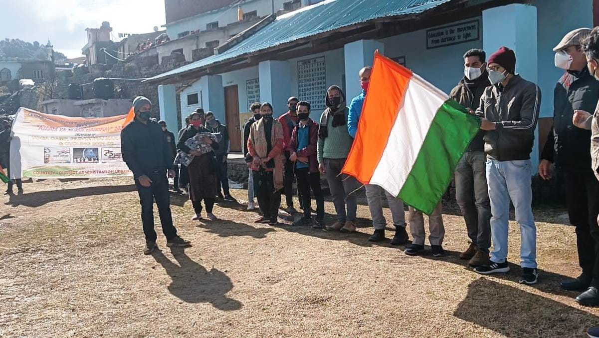 उधमपुर के पंचैरी ब्लॉक में खेल विभाग की ओर से आयोजित पदयात्रा में भाग लेते प्रतिभागी