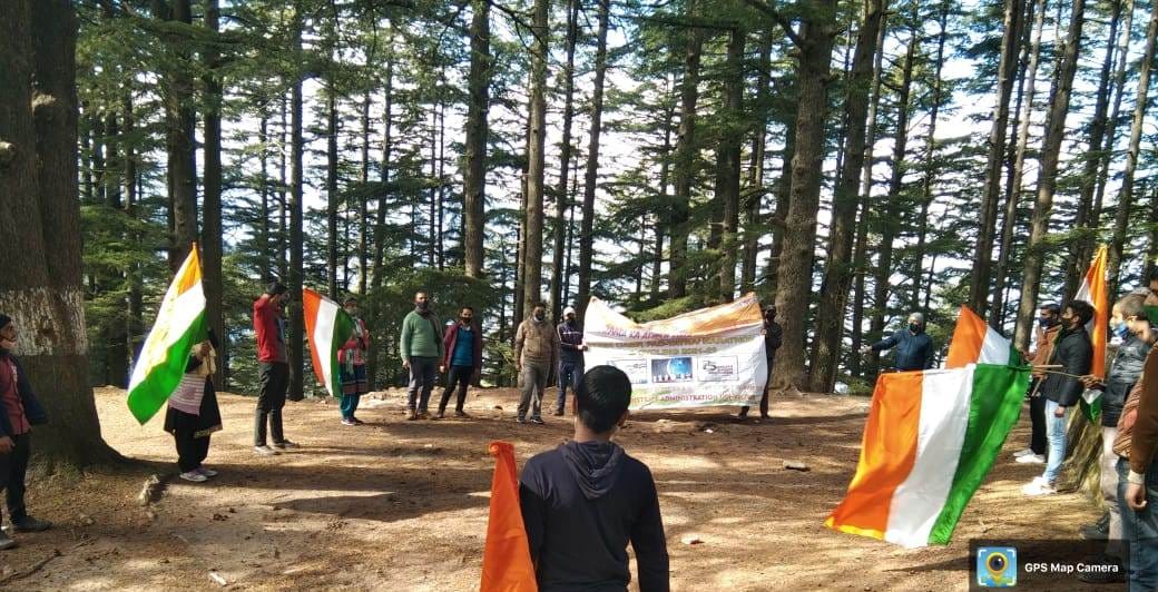 उधमपुर के पंचैरी ब्लॉक में खेल विभाग की ओर से आयोजित पदयात्रा में भाग लेते प्रतिभागी