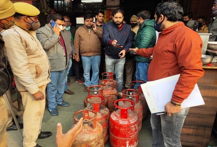 Un raid sur Manoj Dhaba a attrapé une bouteille de gaz domestique