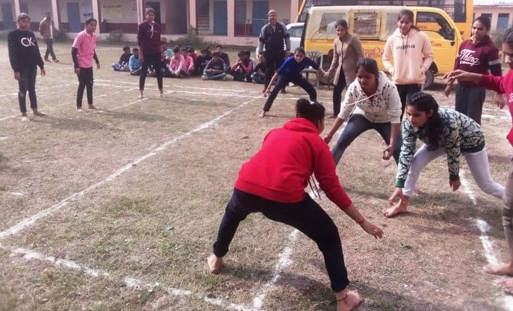 ब्लाक प्रतिस्पर्धी में खेल खेलताएं।