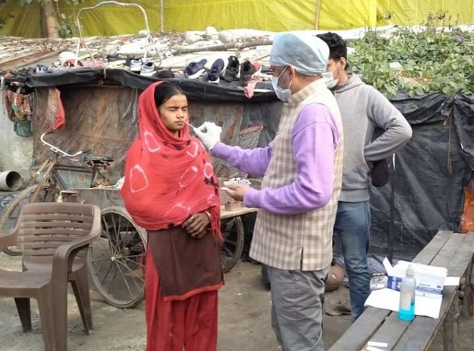 शुक्लागंज में कोरोना जांच के लिए सैंपल लेते स्वास्थ्य पर्यवेक्षक। संवाद