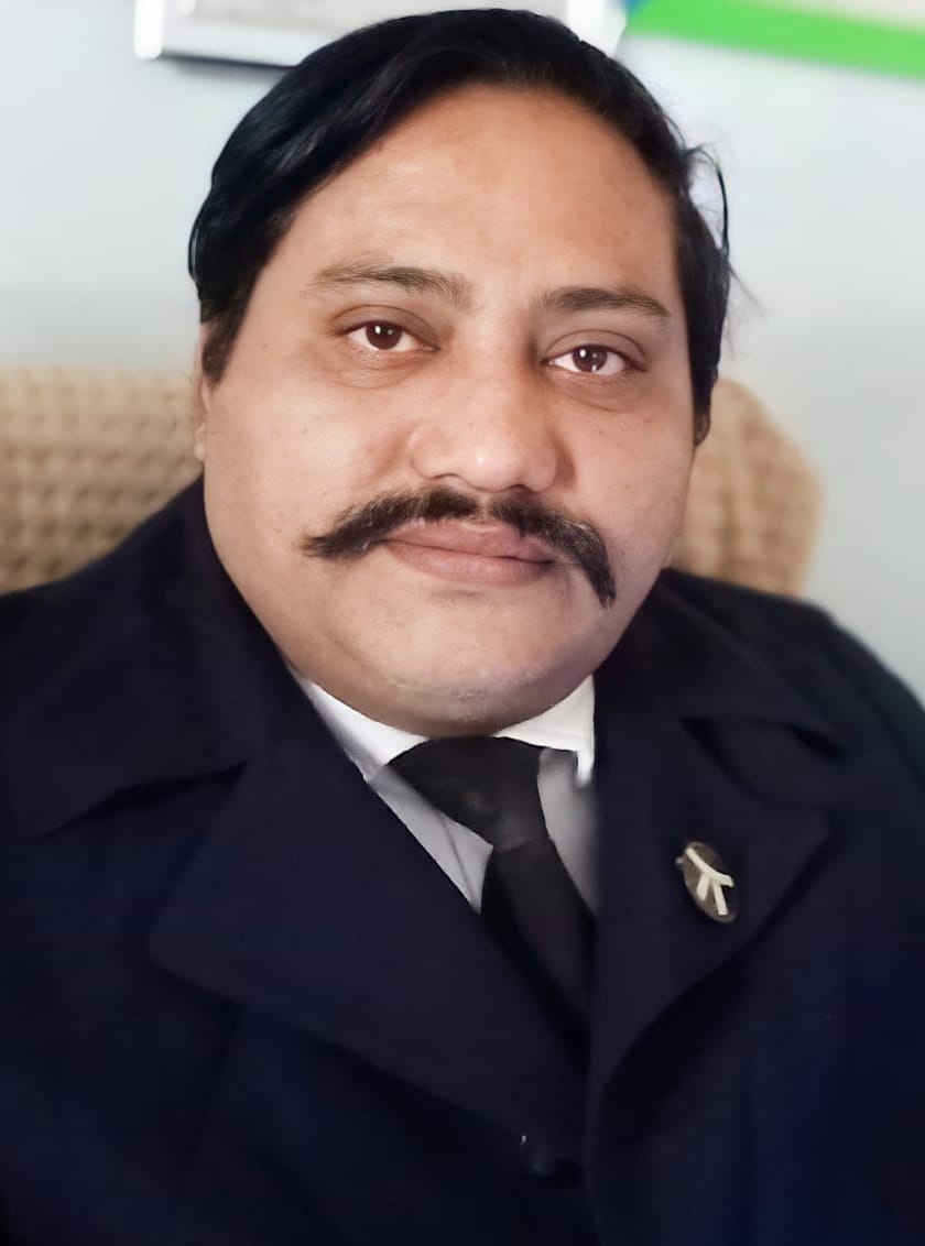 अधिवक्ता सारिक।