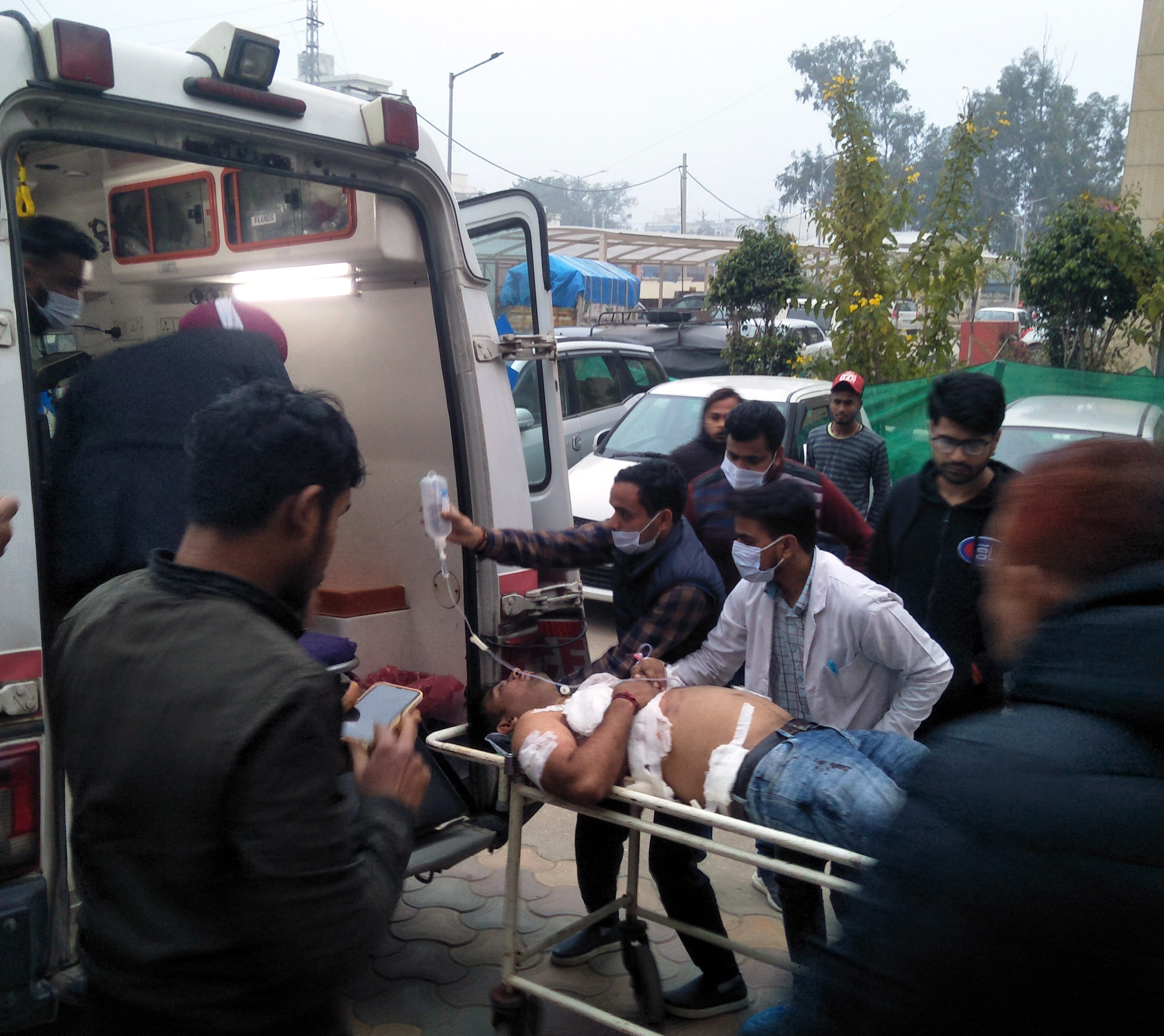 अंबाला छावनी के नागरिक अस्पताल से घायल विशाल उर्फ भोला को पीजीआई चंडीगढ़ रेफर करते हुए। अंबाला छावनी के नागरिक अस्पताल से घायल विशाल उर्फ भोला को पीजीआई चंडीगढ़ रेफर करते हुए।