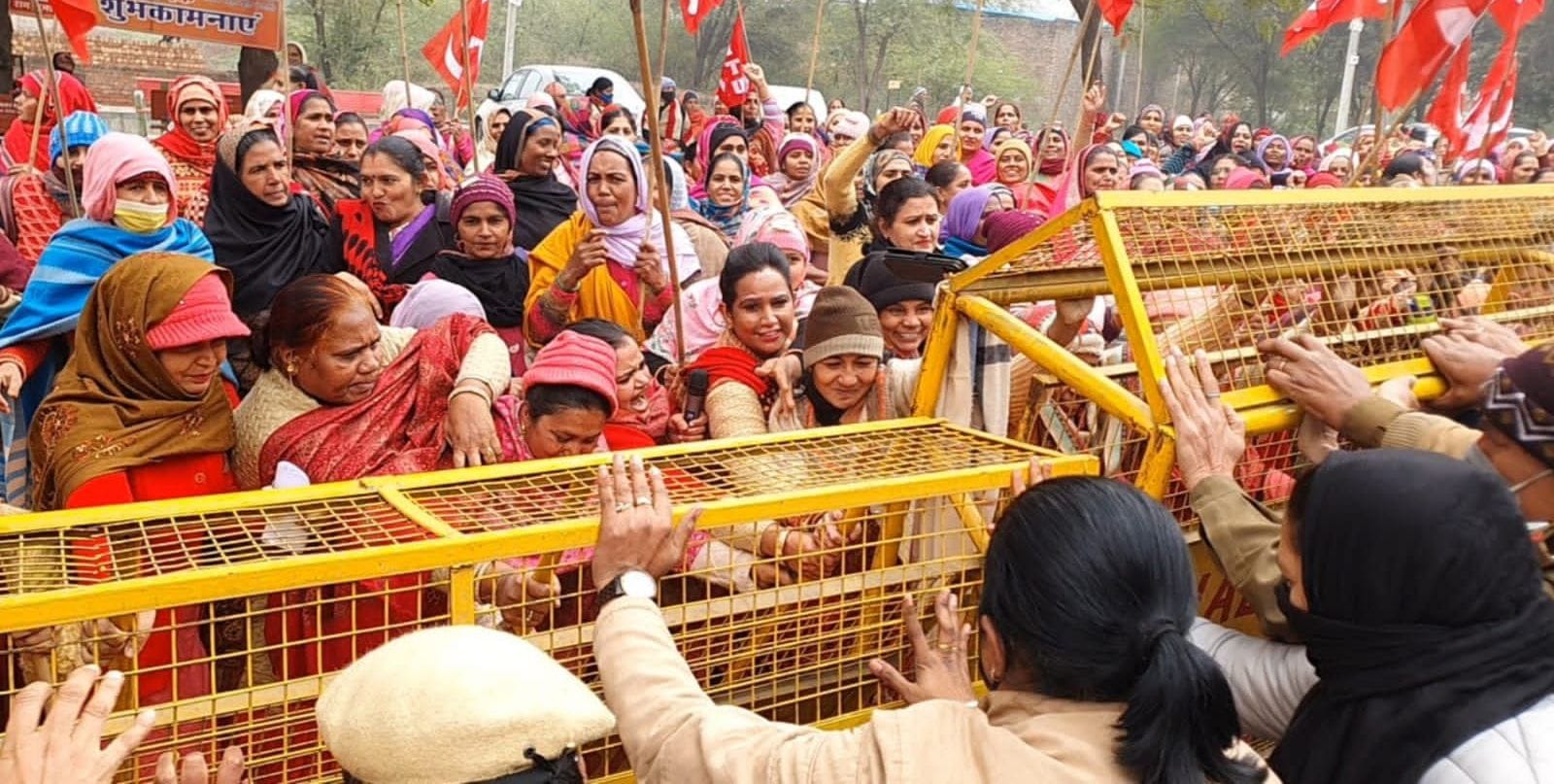 Anganwadi workers raised slogans at MLA's residence