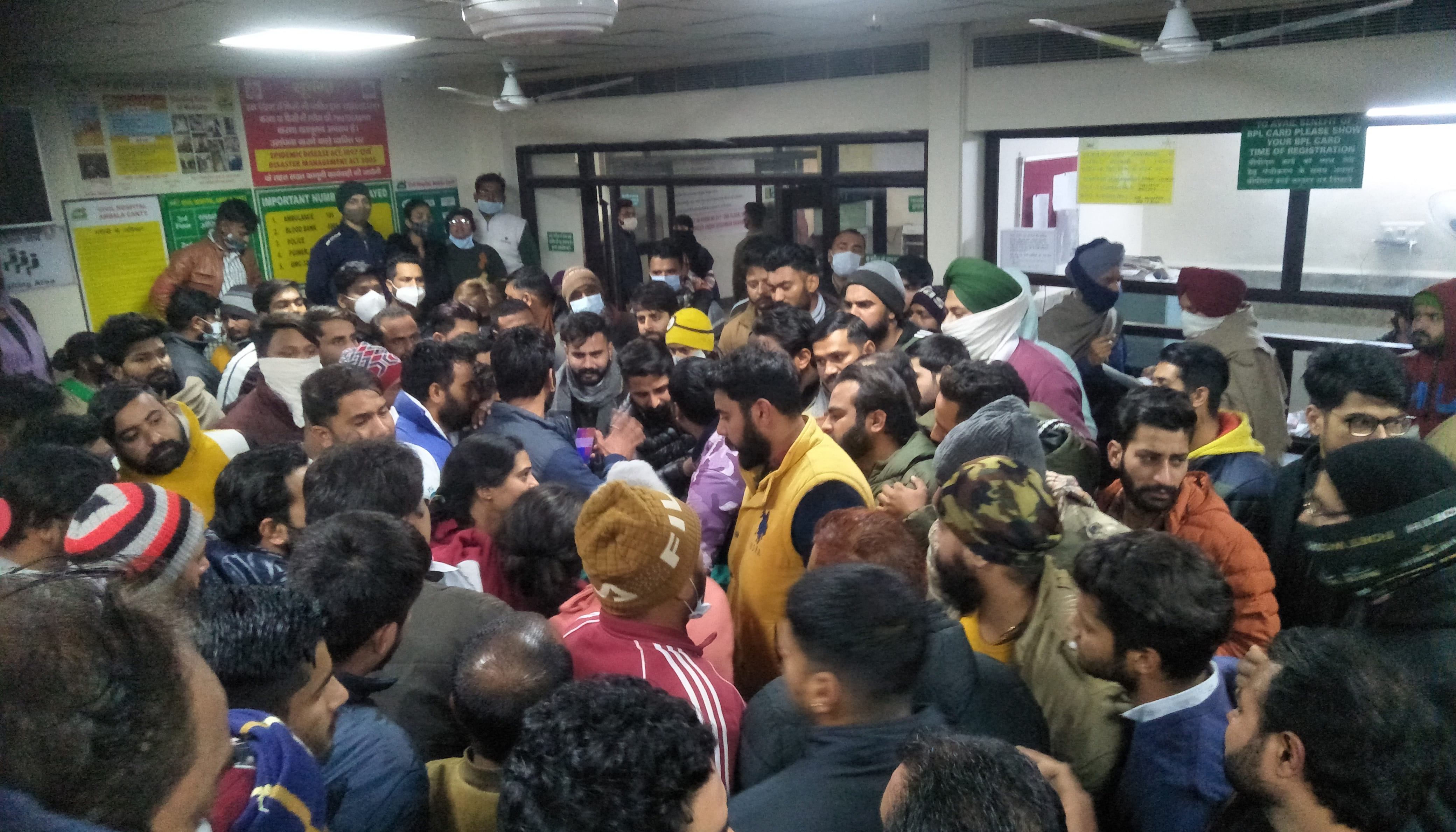 मोहित राणा की मौत के बाद अंबाला छावनी के नागरिक अस्पताल में हंगामा करते मृतक के परिजन व मौजूद भीड मोहित राणा की मौत के बाद अंबाला छावनी के नागरिक अस्पताल में हंगामा करते मृतक के परिजन व मौजूद भीड