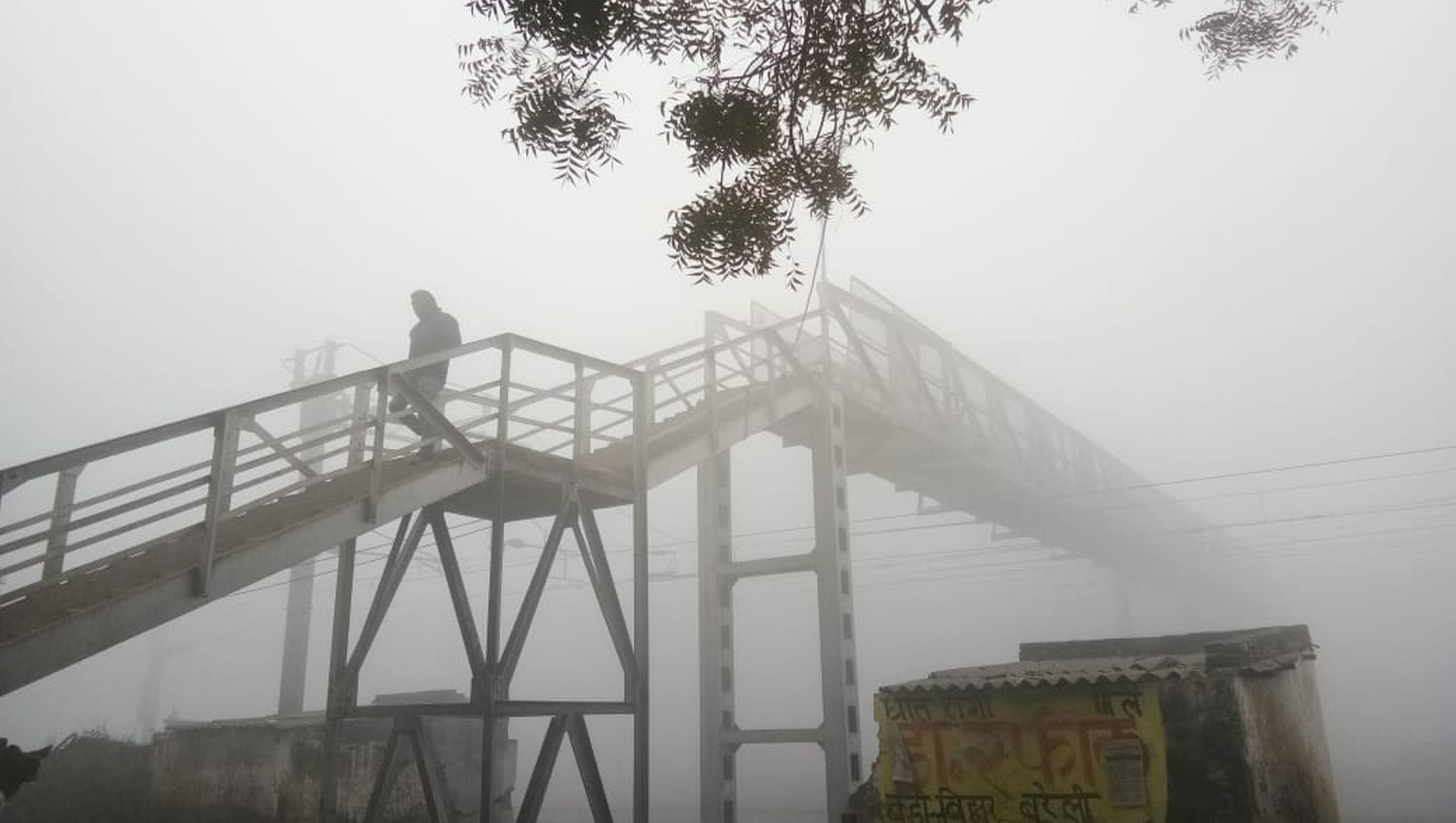 शाहजहांपुर में बृहस्पतिवार को सुबह रेलवे स्टेशन पर छाया घना कोहरा। संवाद शाहजहांपुर में बृहस्पतिवार को सुबह रेलवे स्टेशन पर छाया घना कोहरा। संवाद