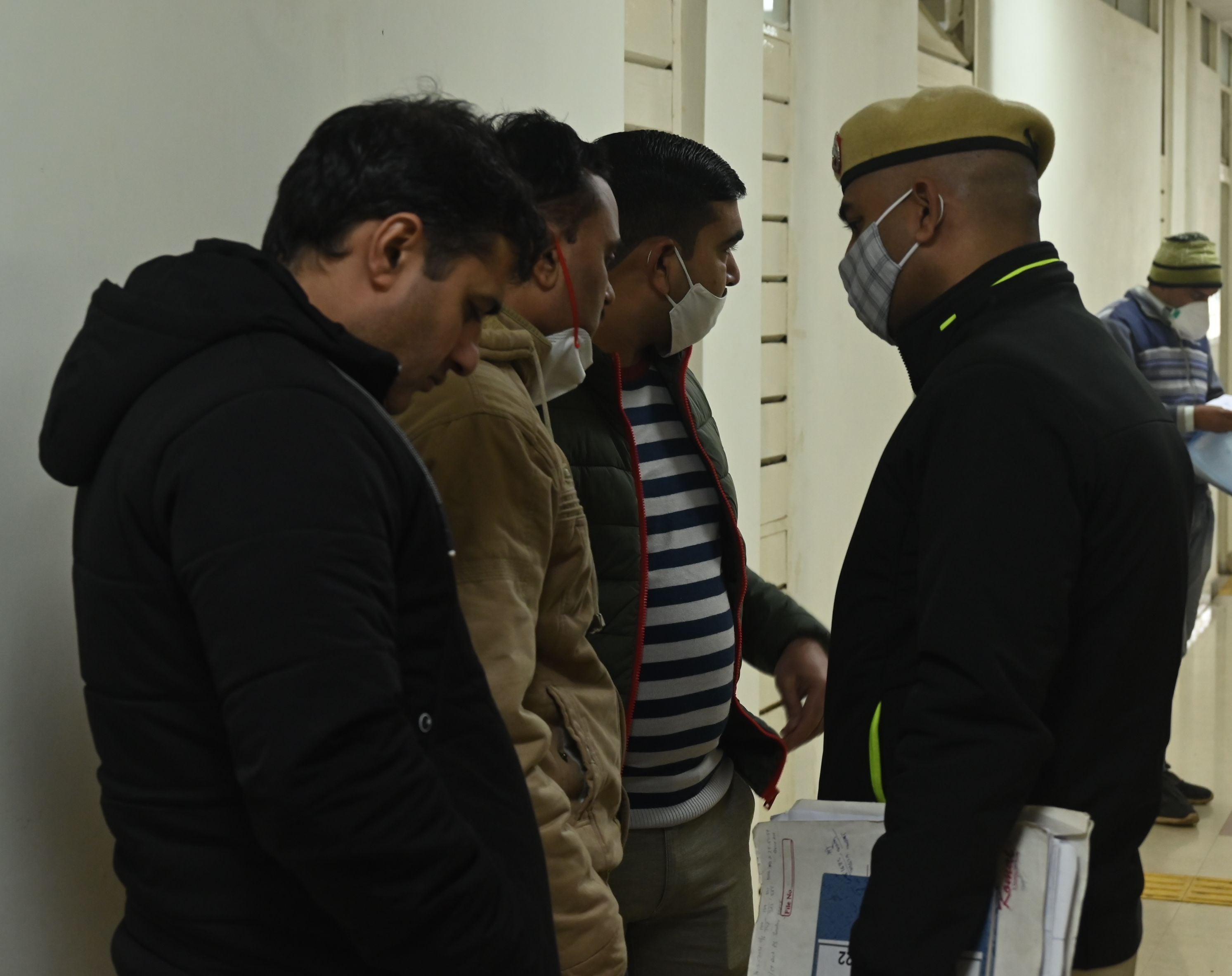 हमें है नहीं किसी का डर... एसपी ऑफिस के कर्मचारी बिना मास्क लगाए। संवाद हमें है नहीं किसी का डर... एसपी ऑफिस के कर्मचारी बिना मास्क लगाए। संवाद